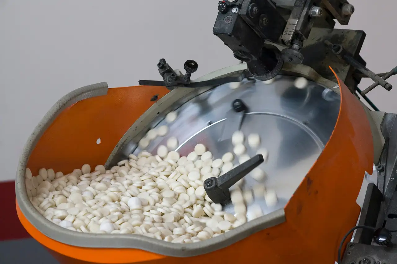 A turning machine fed with button blanks